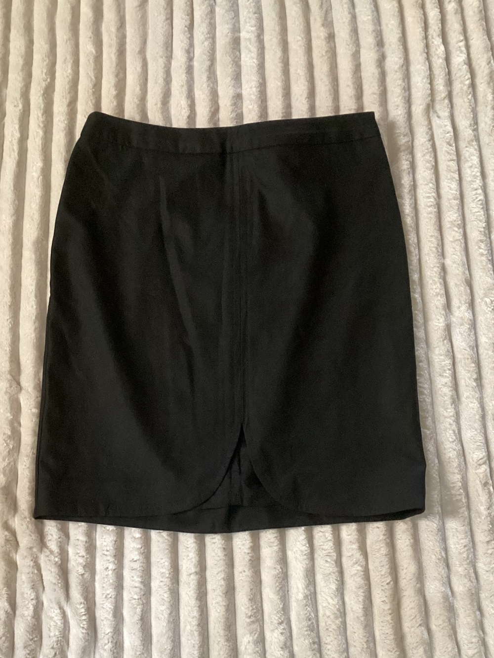 Trina Turk Black Mini Skirt with Curved Front Hem Sz 4 🦋🦋🦋